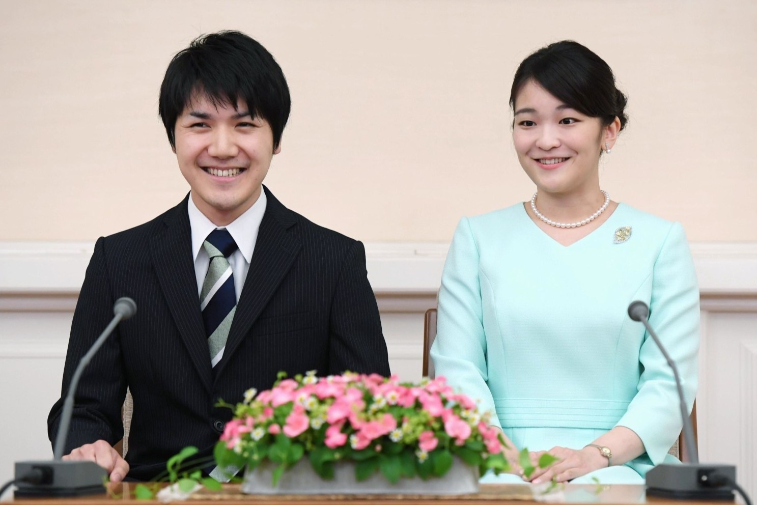 'Ban trai cong chua Nhat Ban giong het Meghan Markle' hinh anh