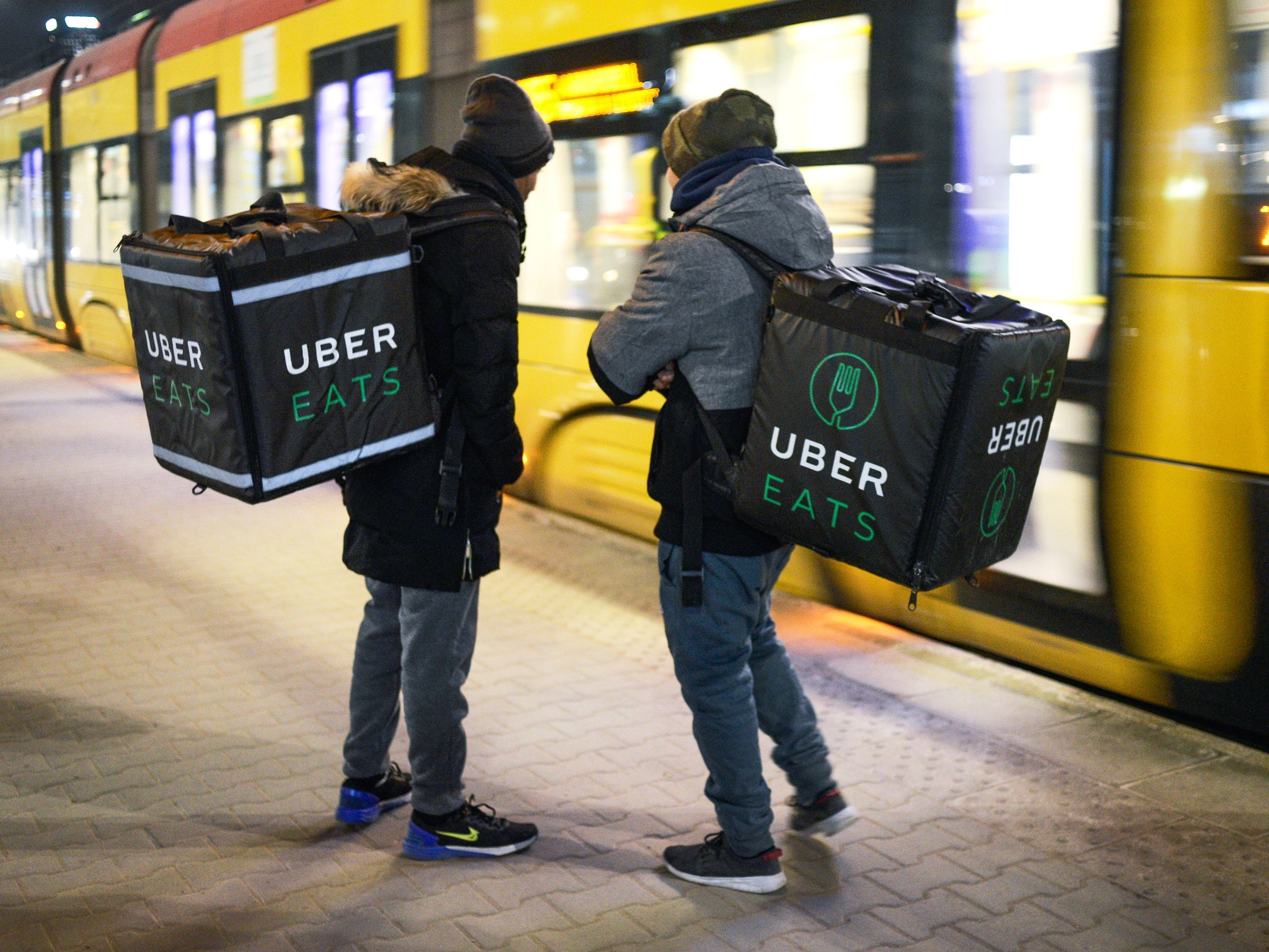 gia lam shipper de tiem vaccine anh 2