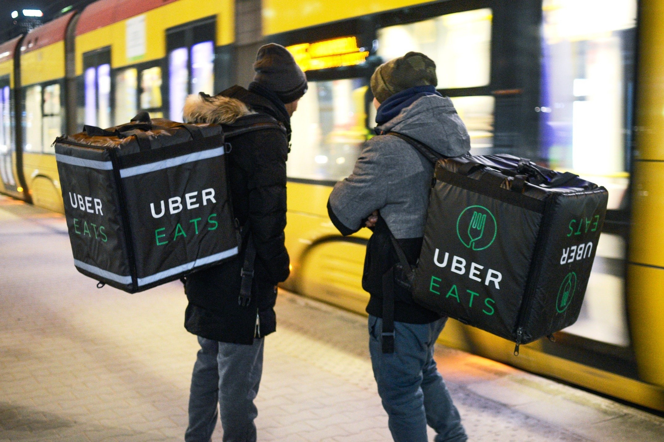 Gia lam shipper de duoc tiem vaccine Covid-19 som hinh anh