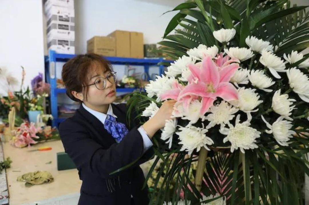 co gai lam trang diem xac chet anh 1