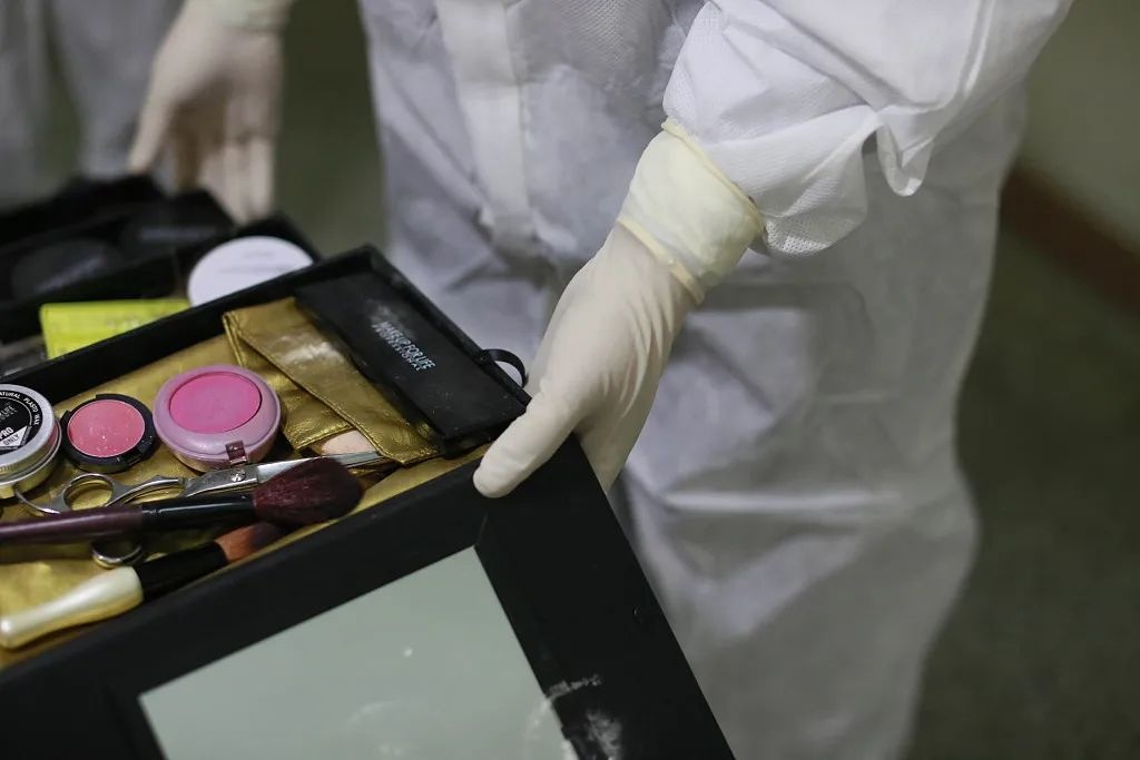 co gai lam trang diem xac chet anh 4