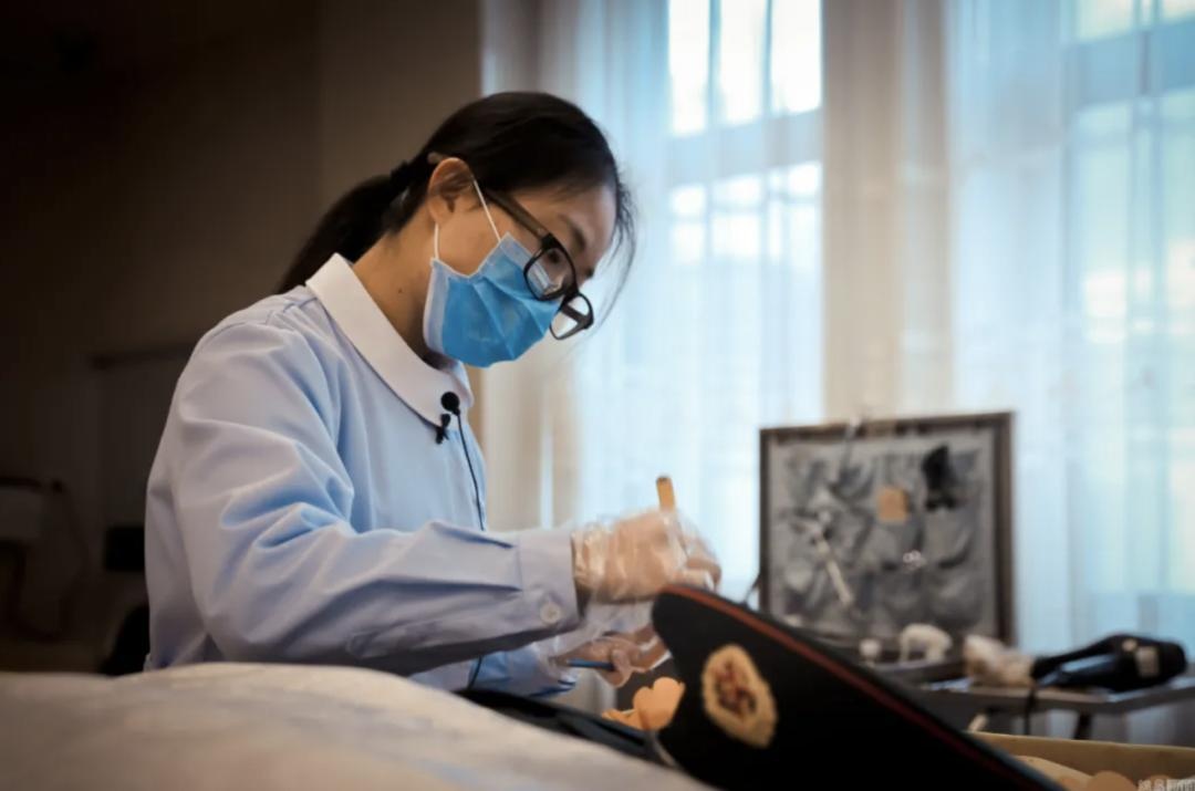 co gai lam trang diem xac chet anh 3