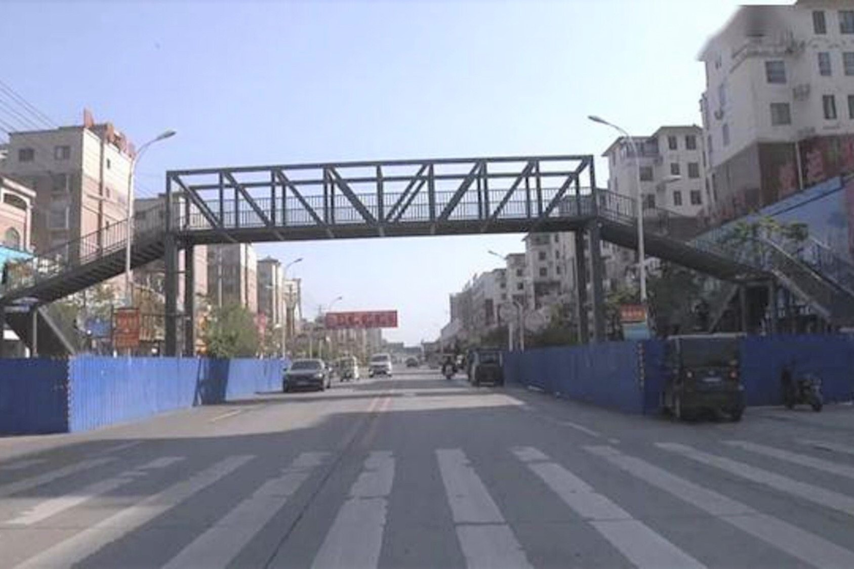 Ba me Trung Quoc xay cau vuot cho con di hoc hinh anh