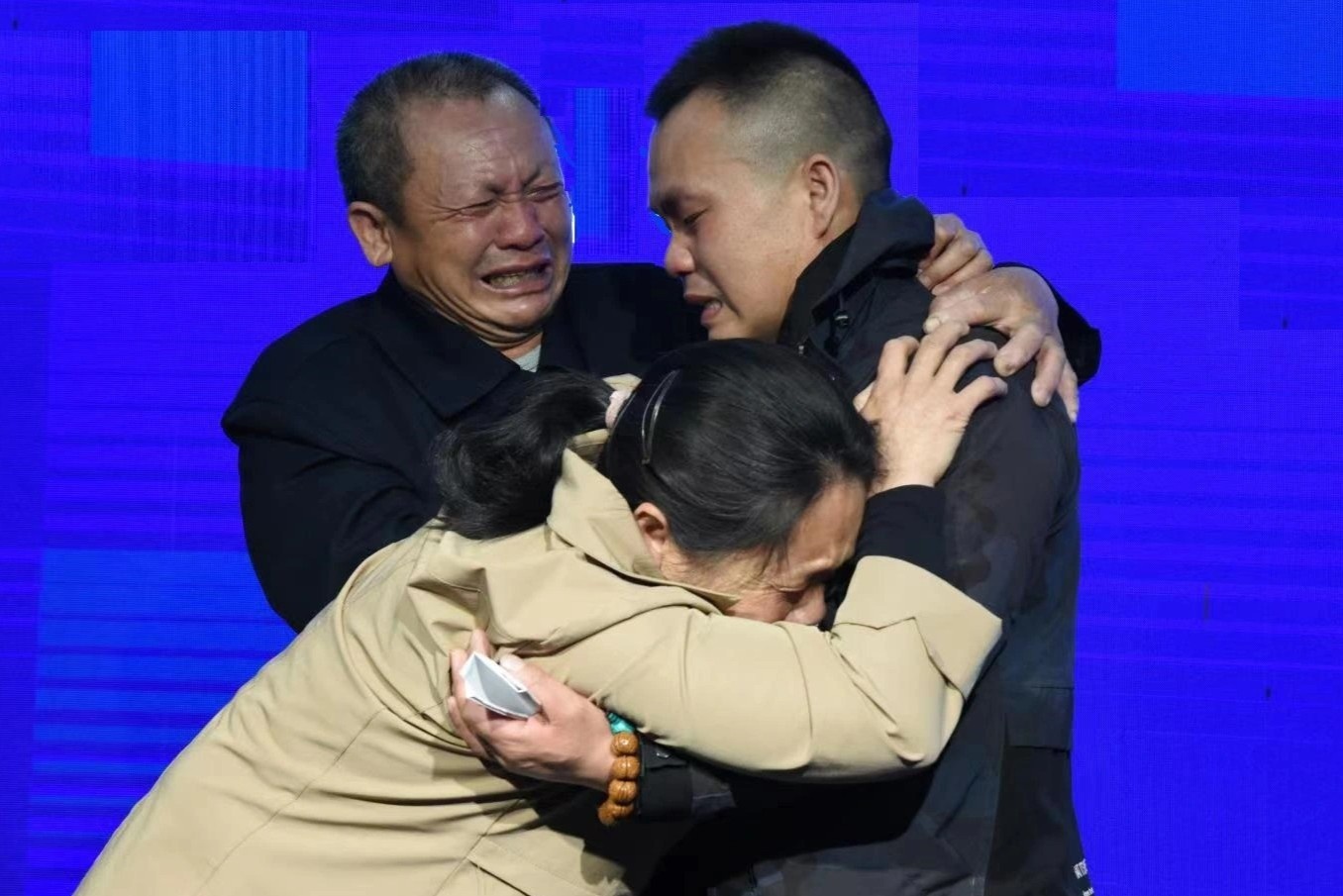 Doan tu gia dinh sau 33 nam bi bat coc hinh anh