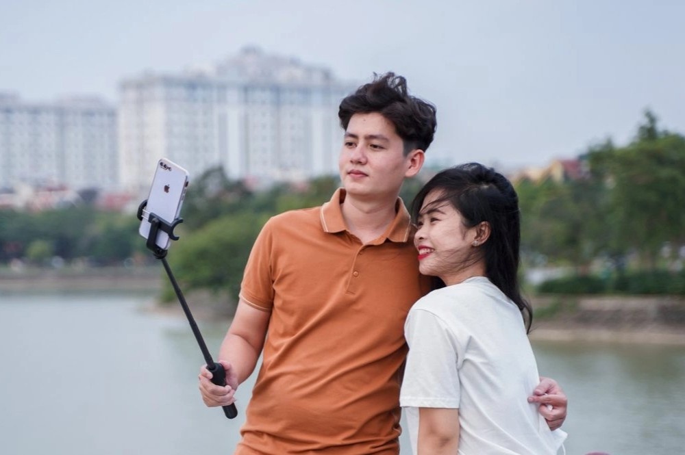 Huy du lich xa, nhieu nguoi Ha Noi den ho dieu hoa vui choi dip le hinh anh