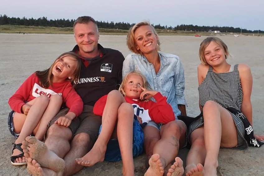 Gia dinh bi phan tan vi dai dich hinh anh