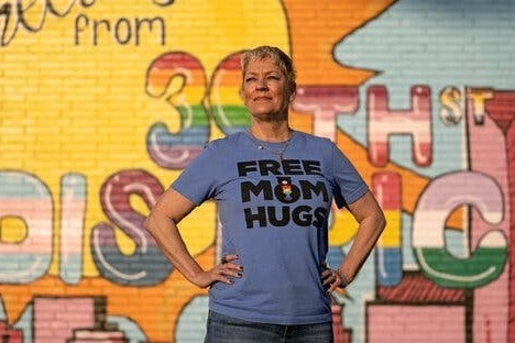 Nguoi phu nu chuyen trao nhung cai om cho cong dong LGBTQ+ hinh anh