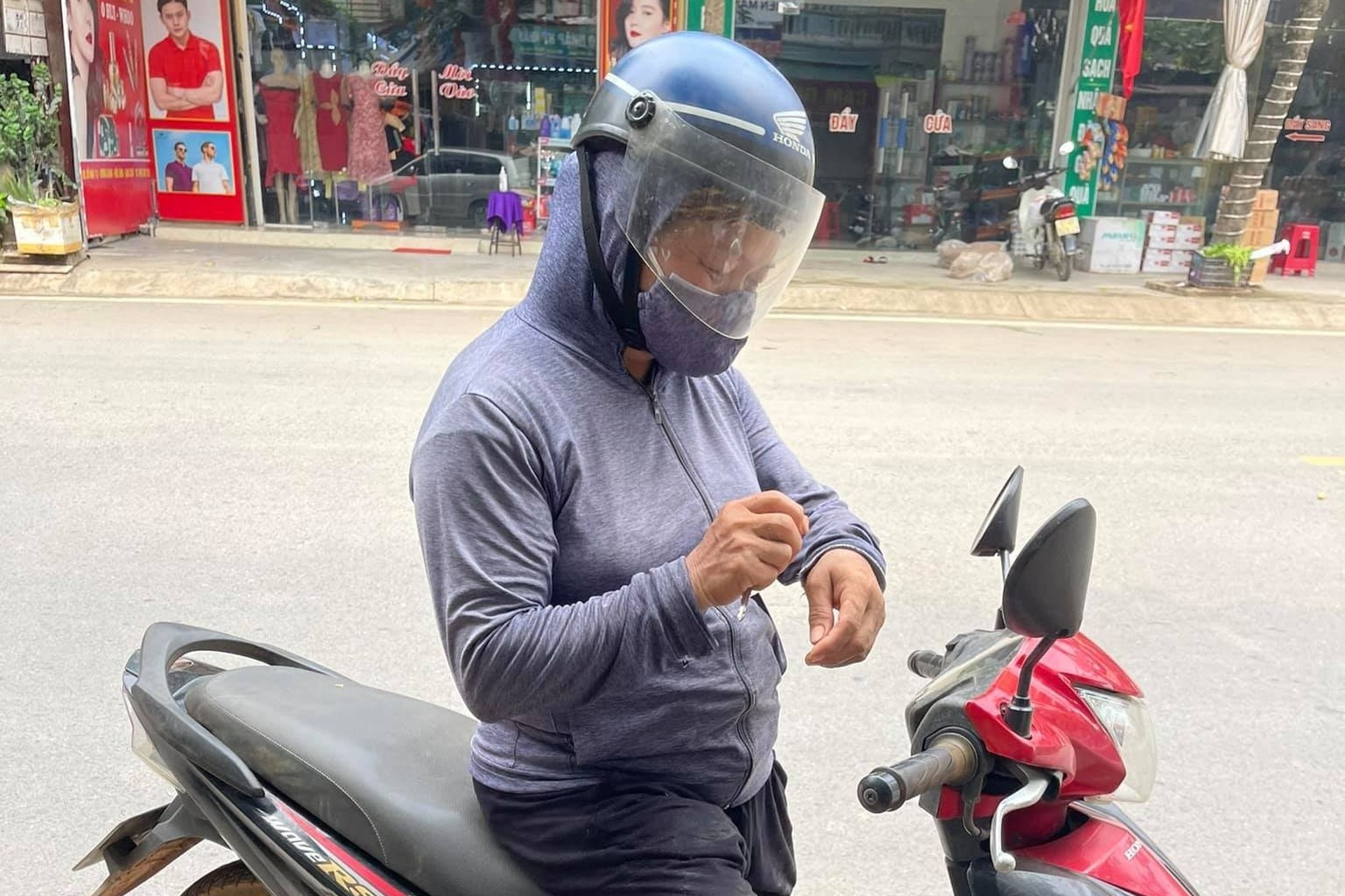 Nguoi phu nu cho 30 kg gao den tang khu cach ly hinh anh