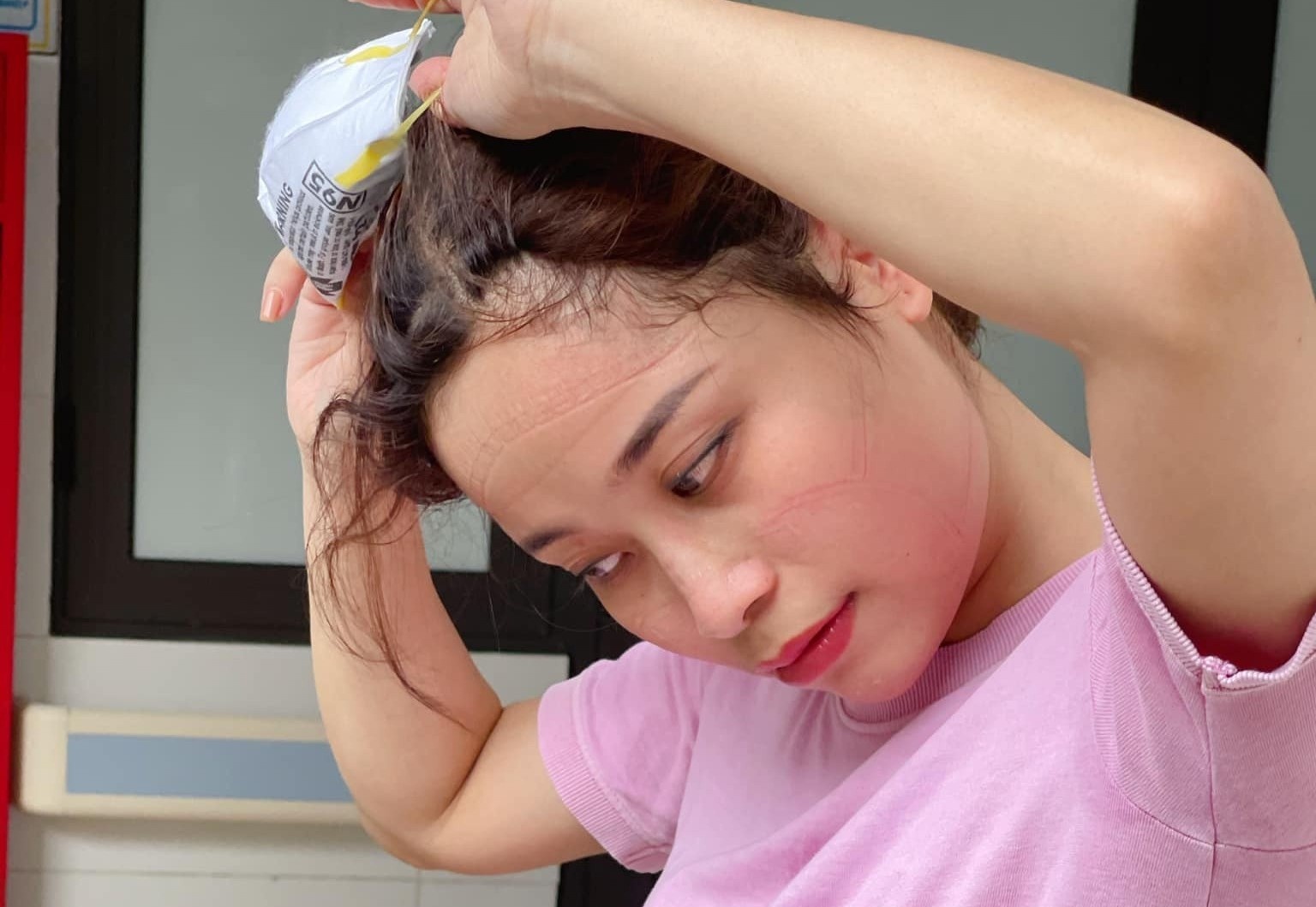 Vet han khau trang tren mat cac y bac si tai tam dich Bac Giang hinh anh