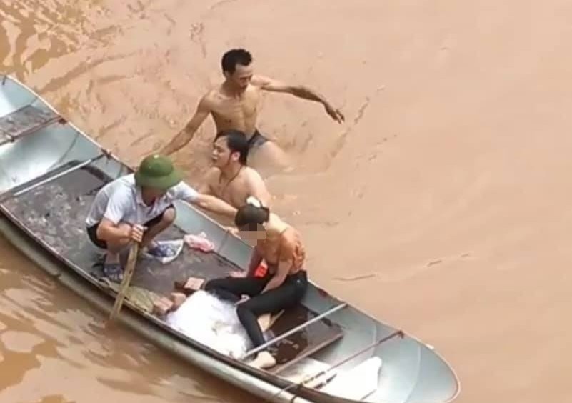 Boi ra giua song cuu co gai nhay cau o Lang Son hinh anh