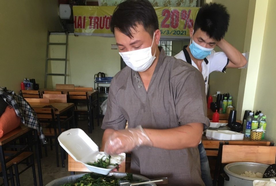 Chu quan an Bac Giang nau hang nghin suat com tang cong nhan mac ket hinh anh