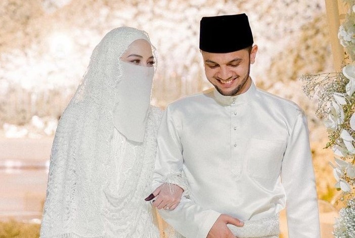 Nguoi noi tieng Malaysia gay phan no vi lien tuc tiec tung, du lich hinh anh