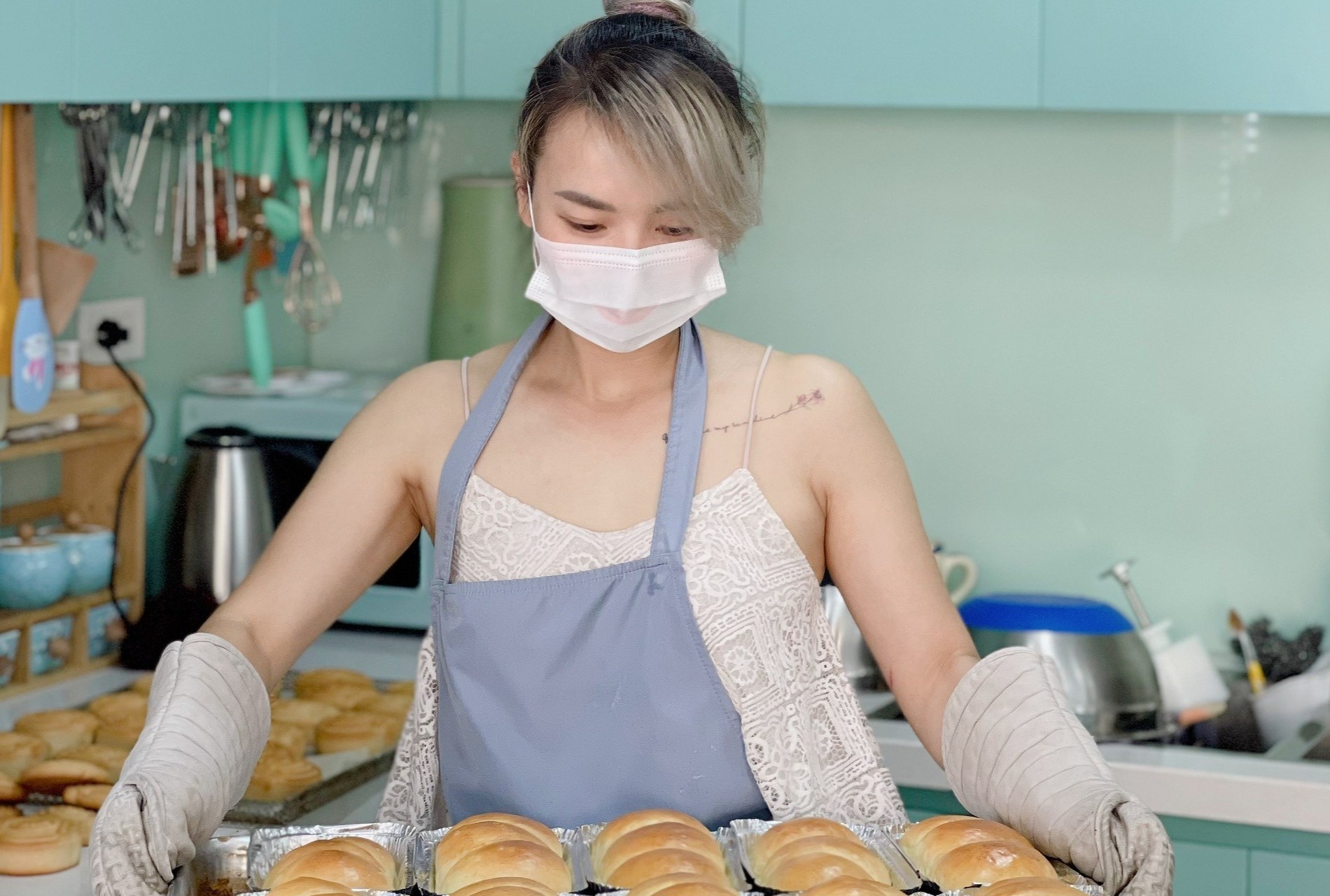 Thuc gan trang dem lam banh tang nguoi dan vung dich hinh anh