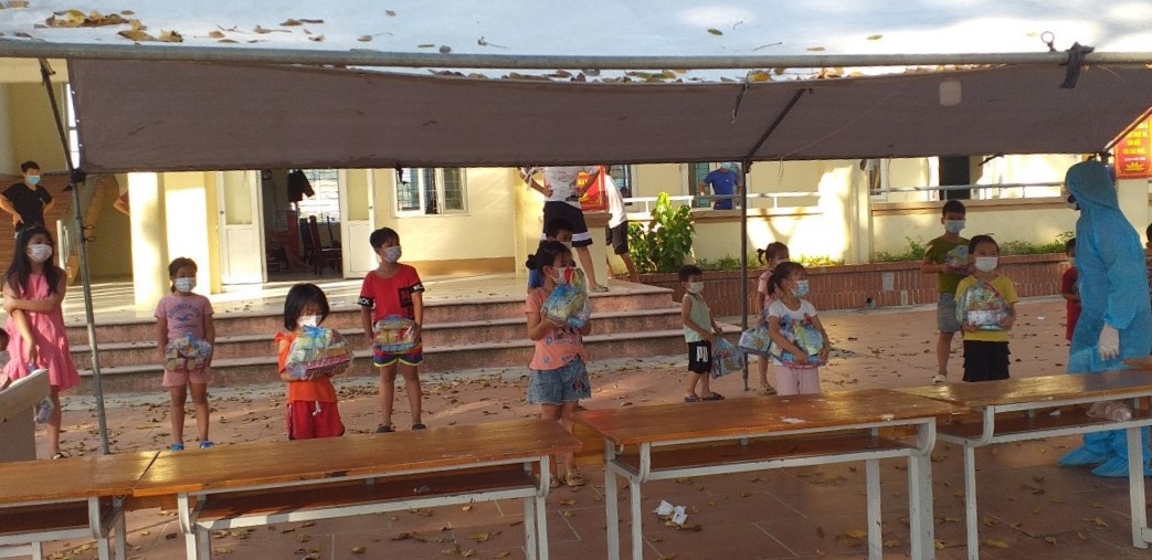 tang qua em nho trong khu cach ly anh 2