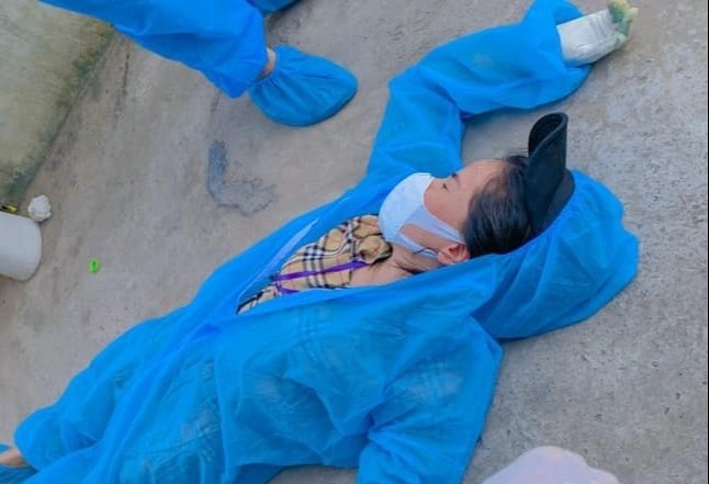 Nu tinh nguyen vien Bac Giang ngat xiu vi lien tuc boc do hang tiep te hinh anh