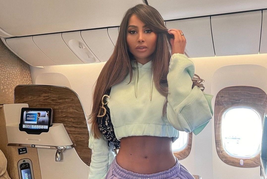 Nguoi mau check-in khoang thuong gia du mua ve bay pho thong hinh anh