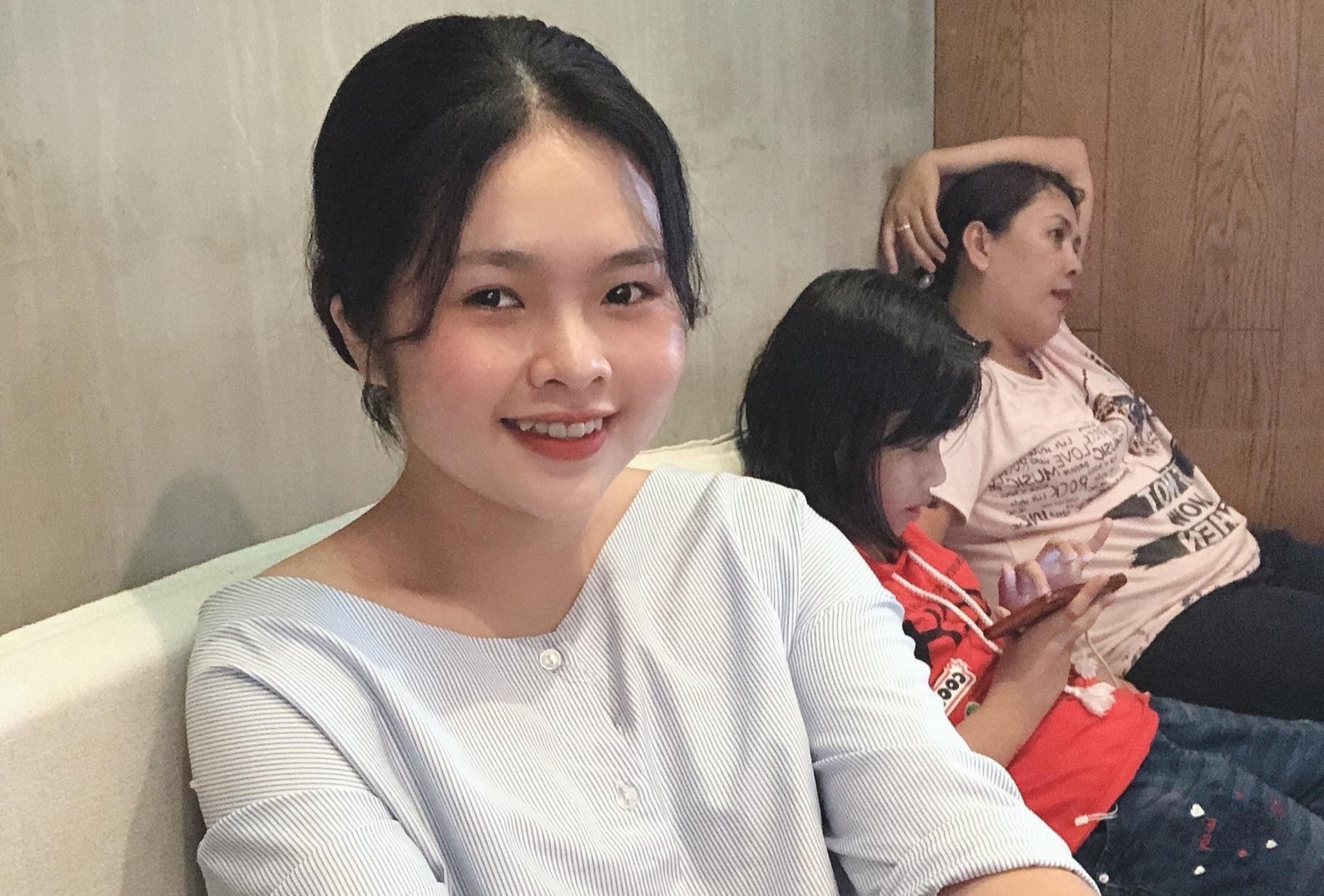 Nguoi TP.HCM tiep suc tinh nguyen vien bang chai nuoc, hop com hinh anh