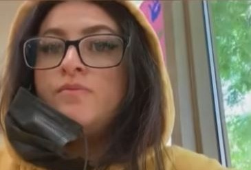 Ba me bi bat vi gia lam con gai, tra tron vao truong hoc o My hinh anh