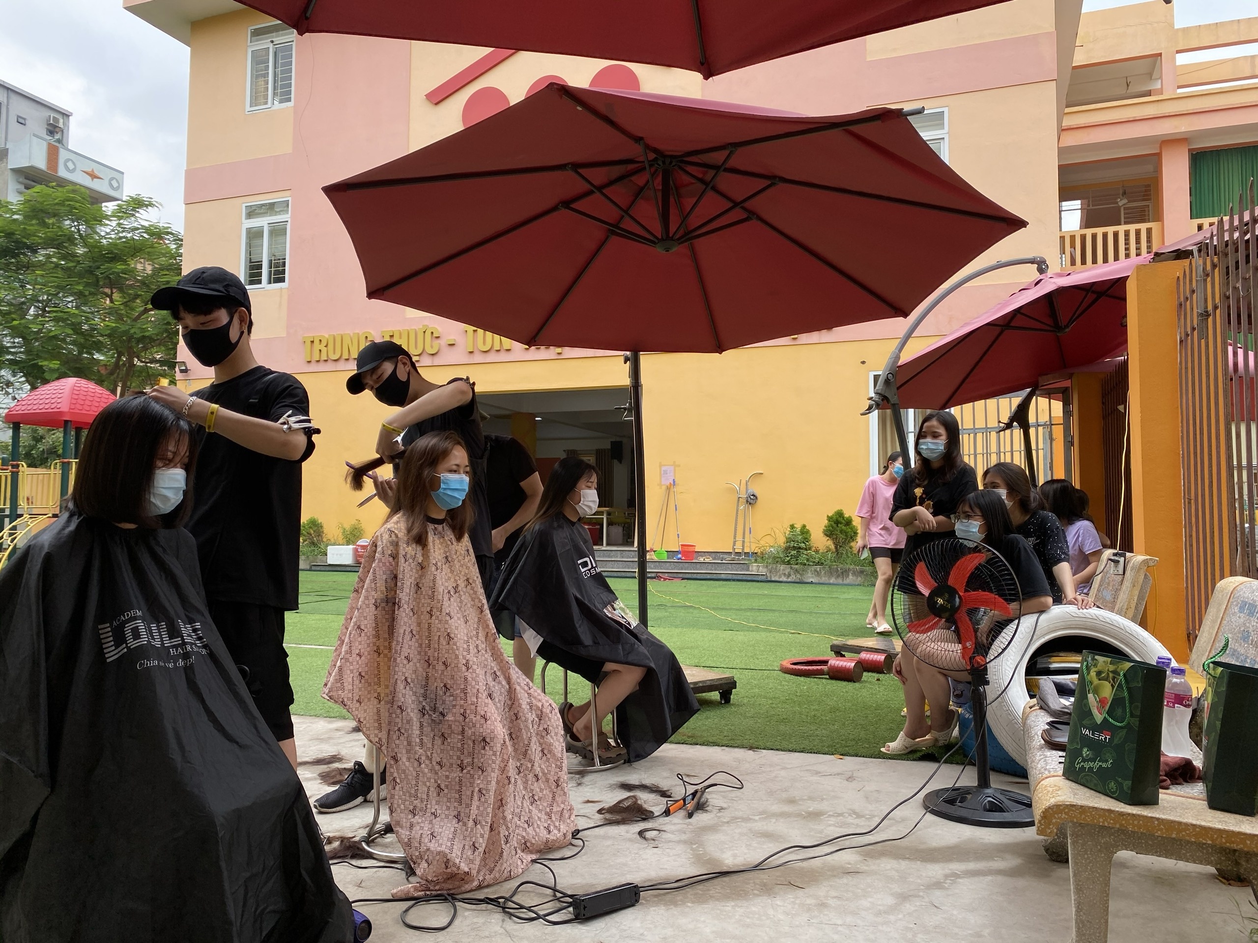 cat toc mien phi cho nhan vien y te anh 2