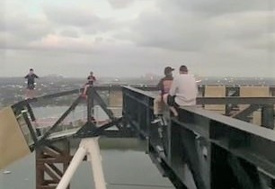 TikToker Australia bi chi trich vi treo len gian giao quay clip hinh anh