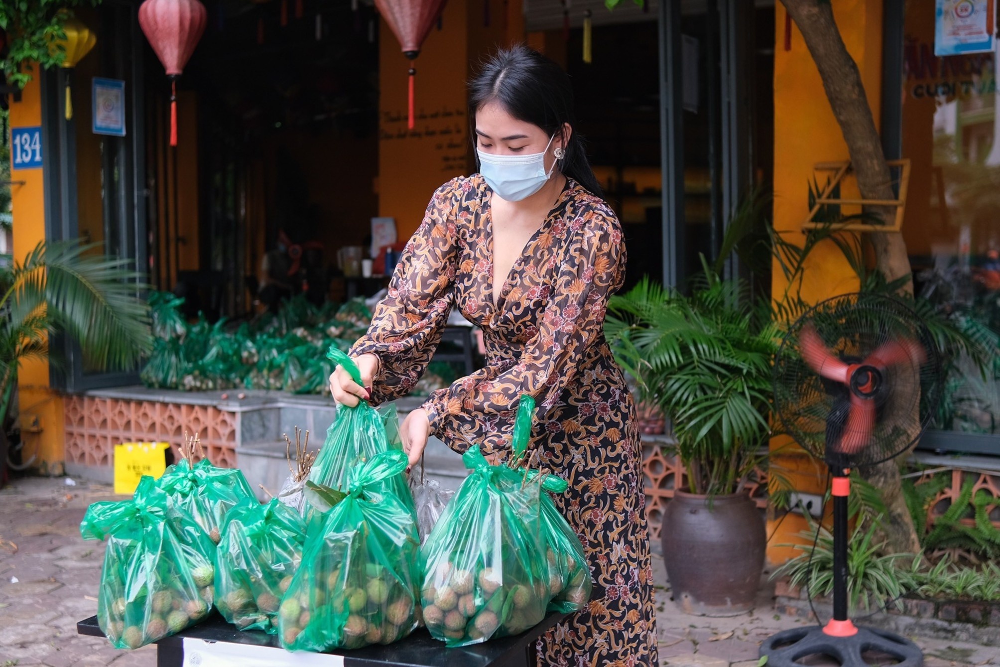 'Vai mien phi, neu ban can hay lay mot tui' hinh anh