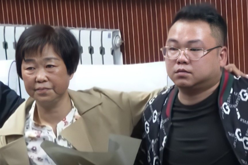 Con trai doan tu bo me sau 26 nam bi bat coc hinh anh