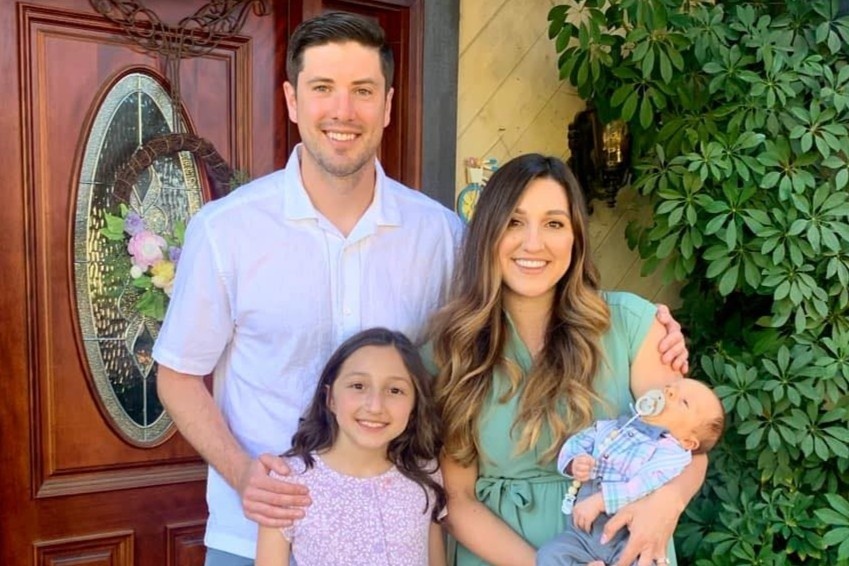 Ba me noi tieng vi mot tay om con, mot tay bat bong chay hinh anh