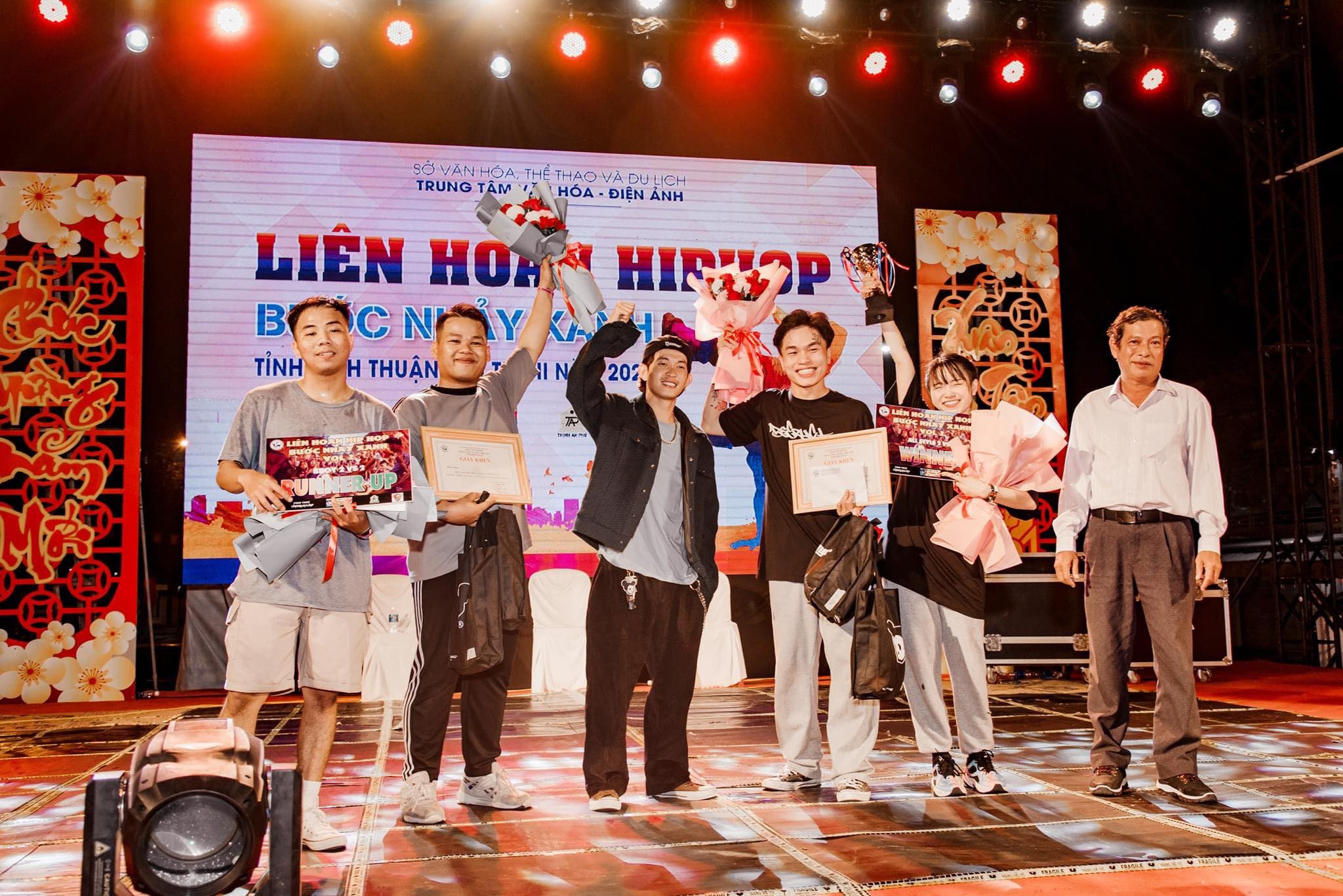 dancer cau hon ban gai anh 6