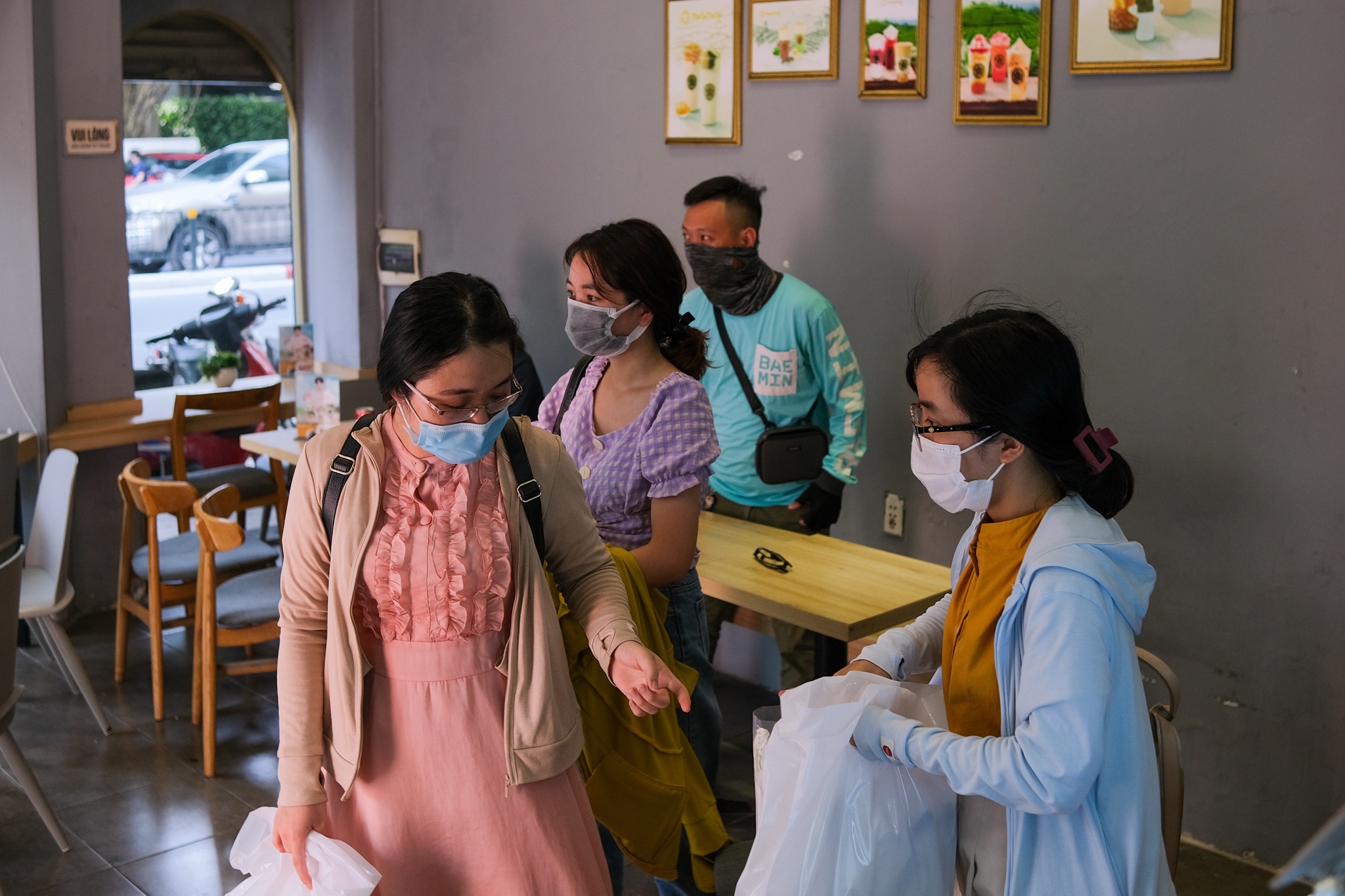 quán chè Hà Nội đắt khách ngày nắng ảnh 8 quan che Ha Noi dat khach ngay nang anh 8