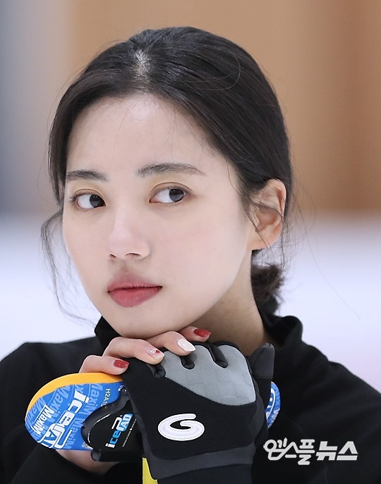 nữ vận động viên bi đá trên băng nổi tiếng ảnh 2 nu van dong vien bi da tren bang noi tieng anh 2