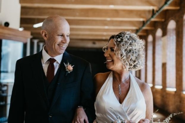 Nguoi dan ong My mat tri nho yeu va cau hon lai vo hinh anh