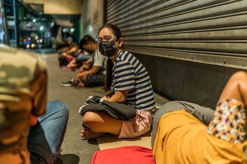 Trai chieu ngu, xep hang xuyen dem de tiem vaccine o Philippines hinh anh