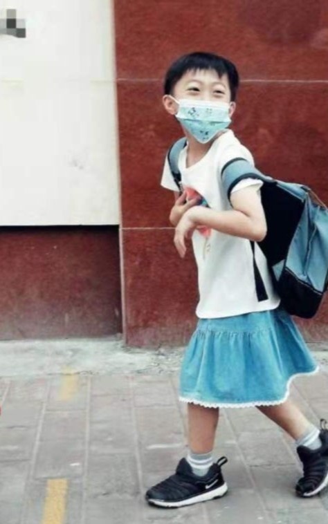 cau be 7 tuoi mac vay anh 2