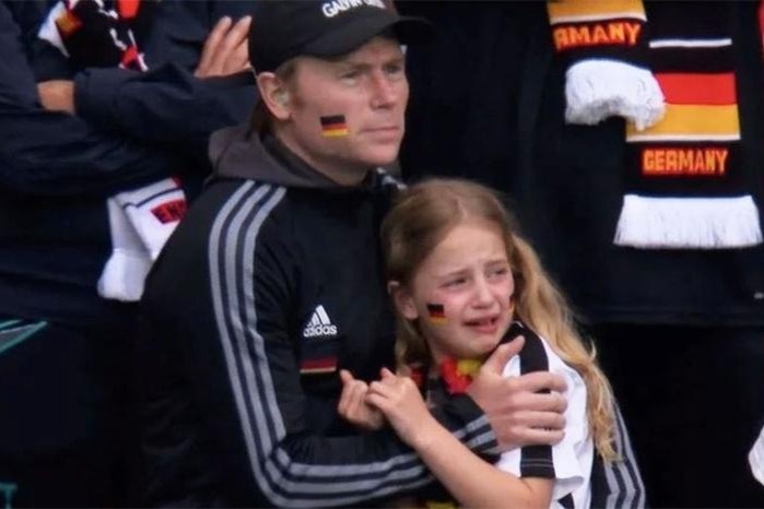 Khoc tren khan dai tran Anh - Duc, co be bi che nhao hinh anh