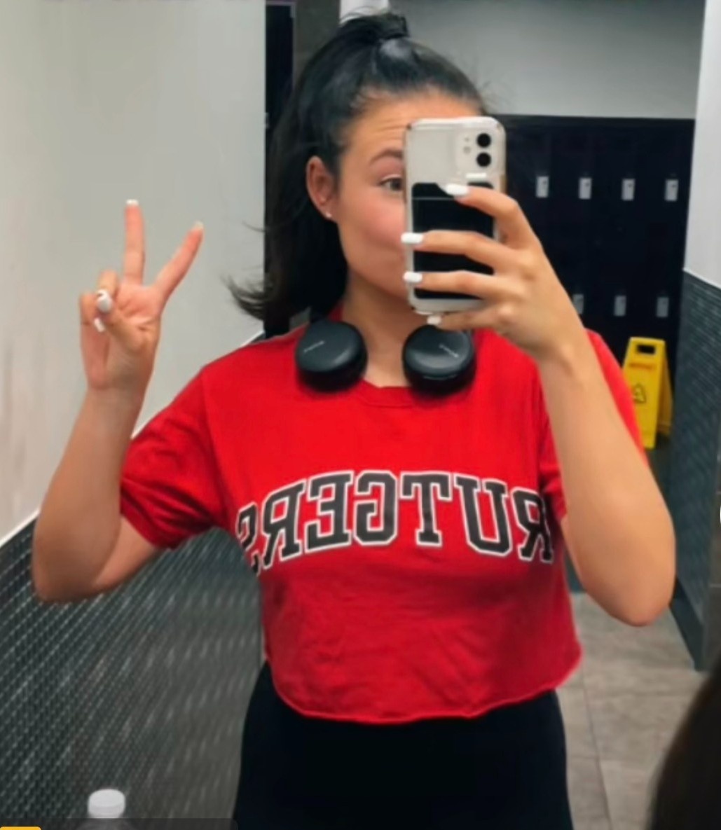 cô gái mặc áo crop top tập gym ảnh 1 co gai mac ao crop top tap gym anh 1