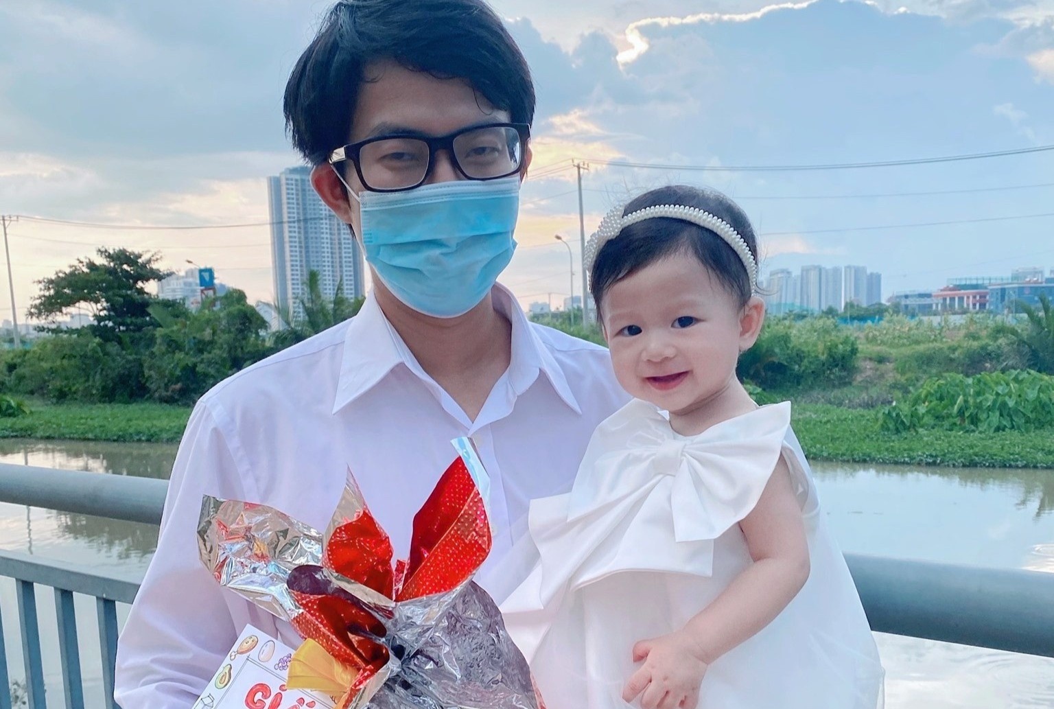 Ong bo lam giay khen tang con gai 'an dam thanh cong' hinh anh