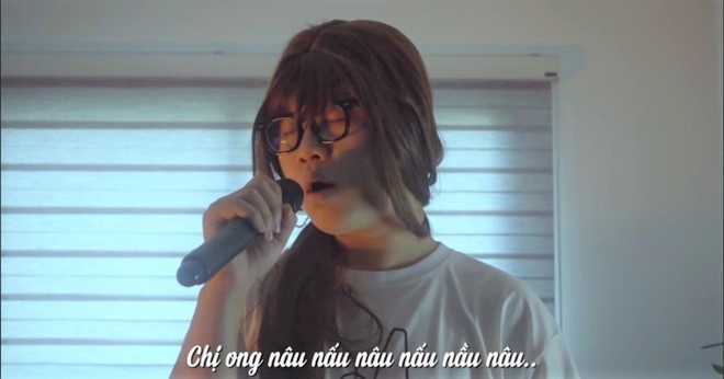 Ca khuc 'Chi ong nau va em be' phien ban that tinh hinh anh