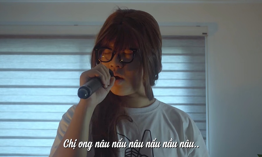 Chị ong nâu và em bé phiên bản thất tình ảnh 1 Chi ong nau va em be phien ban that tinh anh 1