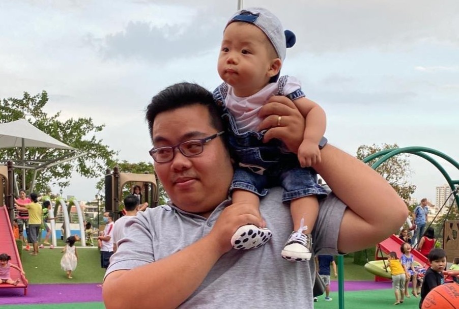 Bo di chong dich o TP.HCM, con trai om ao cha moi toi moi chiu ngu hinh anh