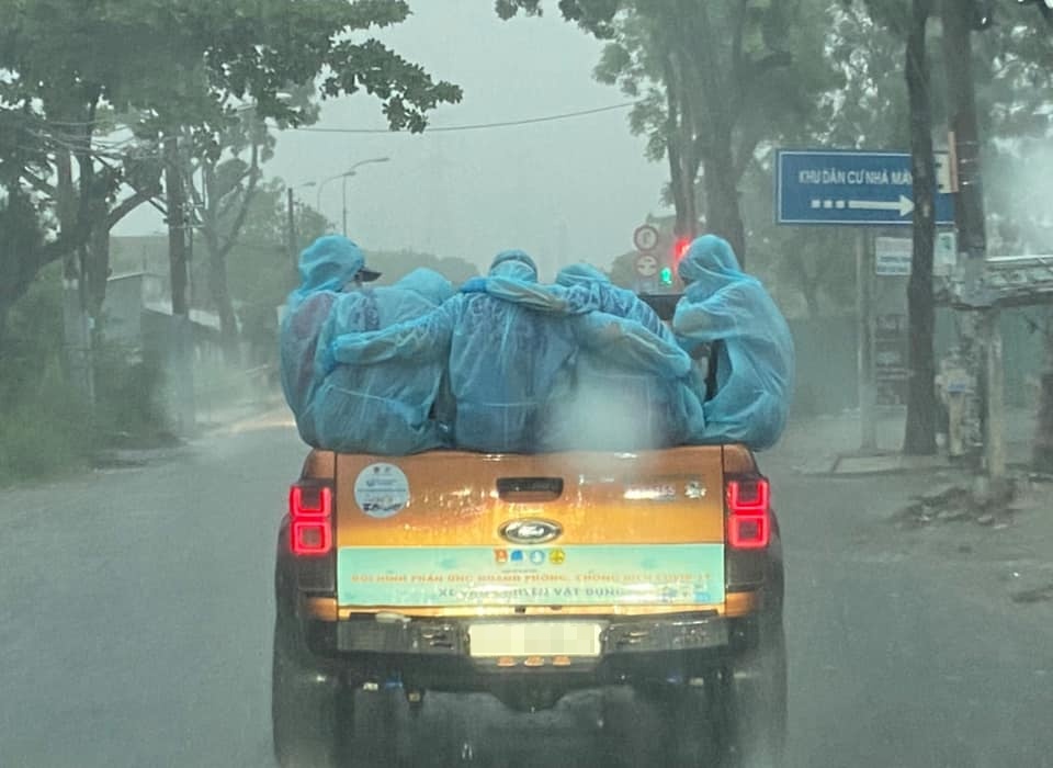 tinh nguyen vien chong dich TP.HCM anh 1