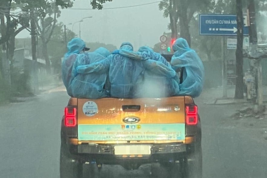 Nhom tinh nguyen vien o TP.HCM khong kip tru, doi mua suot 2 tieng hinh anh