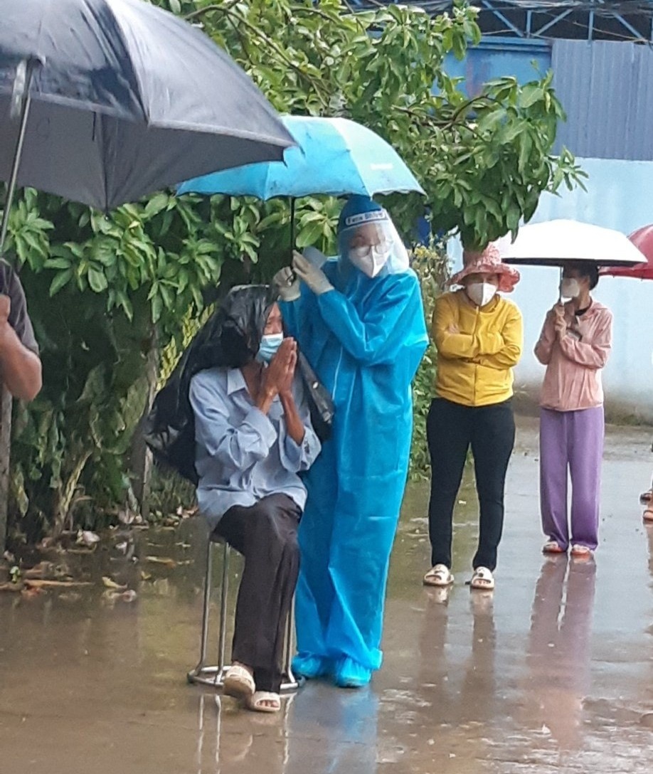 tinh nguyen vien che o cho cu gia anh 1