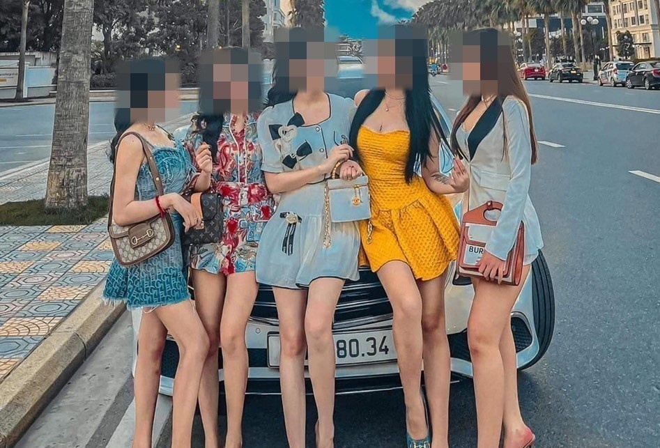 Nhom hot girl tai chinh loi keo su chu y bang anh khoe than, song ao hinh anh