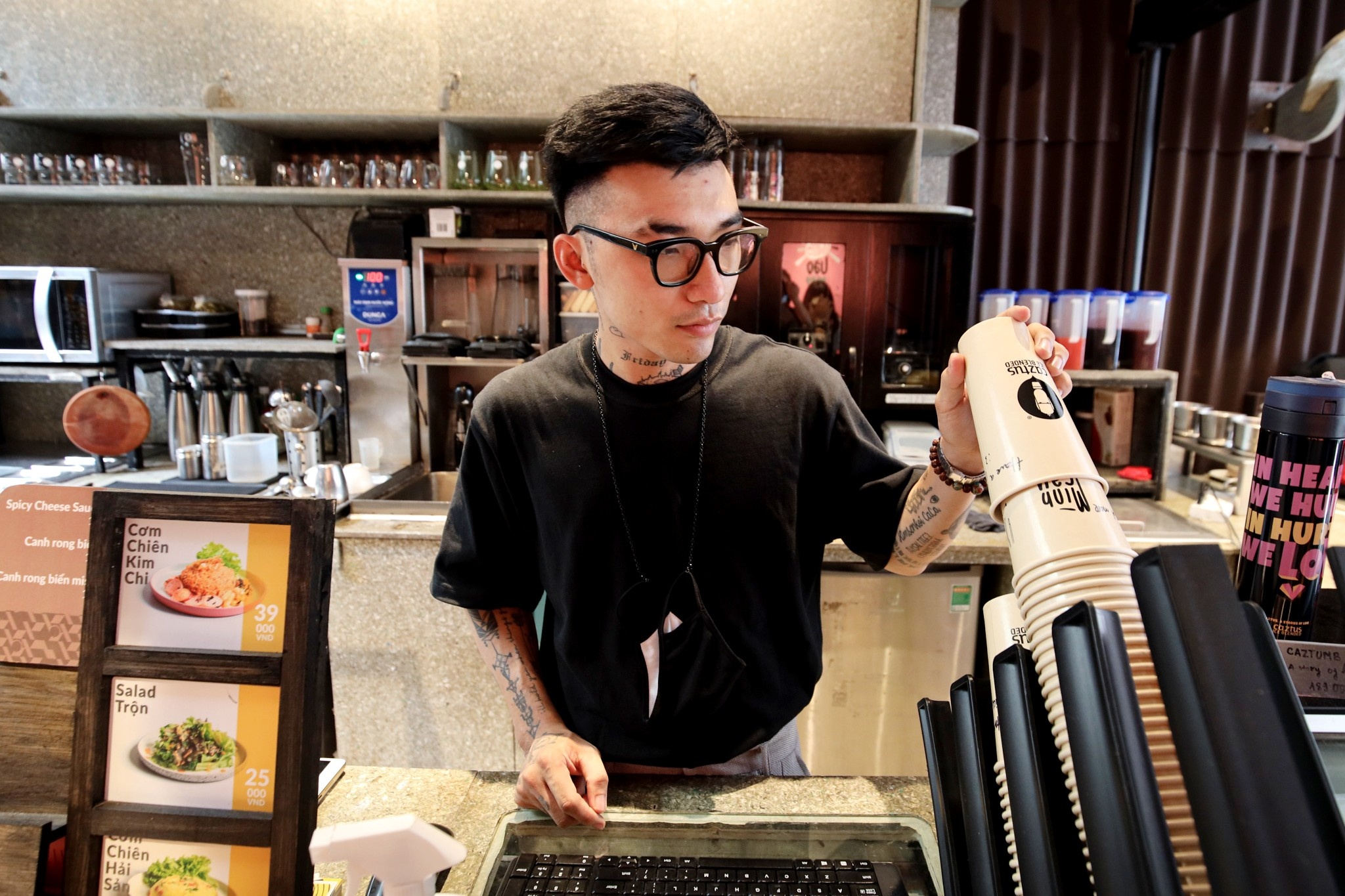 Ngai xin tang luong du nhan 15.000 dong/gio lam phuc vu hinh anh