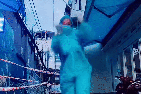 Nu tinh nguyen vien nhay trong gio giai lao hinh anh