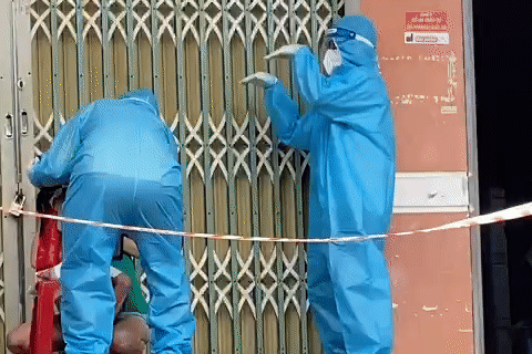 TNV o TP.HCM nhay mua, do be gai lay mau xet nghiem Covid-19 hinh anh