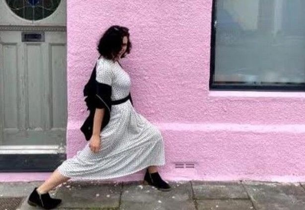 Co gai gap nhieu phien toai khi son nha mau hong hinh anh