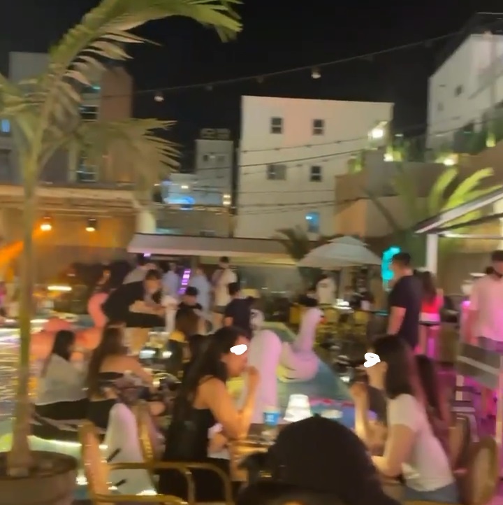 tiệc bể bơi giữa dịch ở Hàn Quốc ảnh 2 tiec be boi giua dich o Han Quoc anh 2