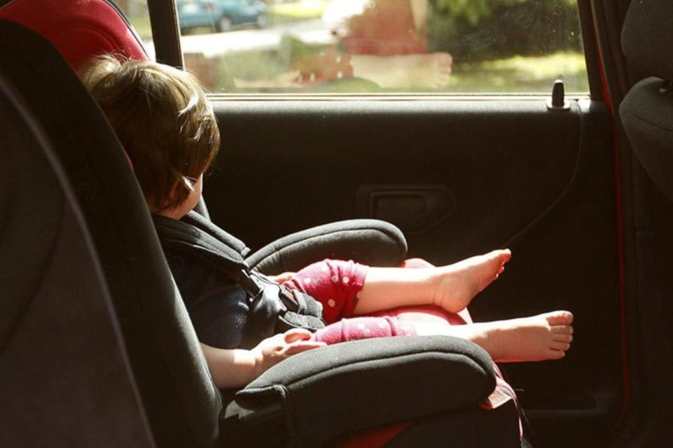 Be gai Nhat Ban qua doi vi bi me bo quen trong oto hinh anh