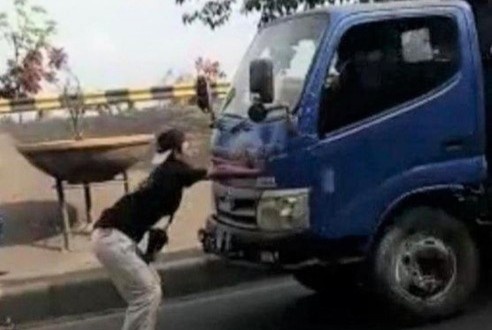 Thieu nien Indonesia tu vong khi thuc hien thu thach chan dau xe tai hinh anh